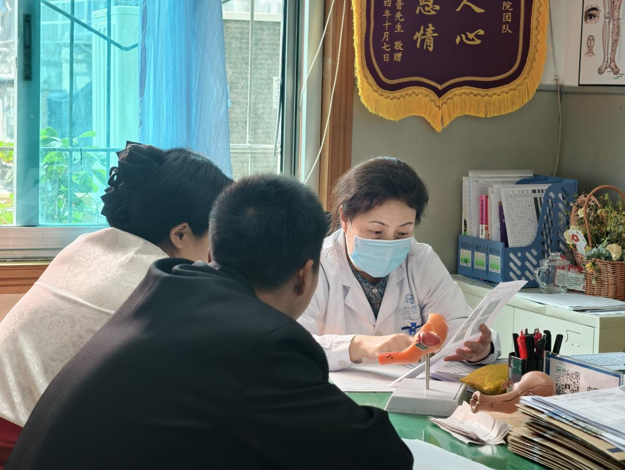 中医盛拥辉主任看诊中